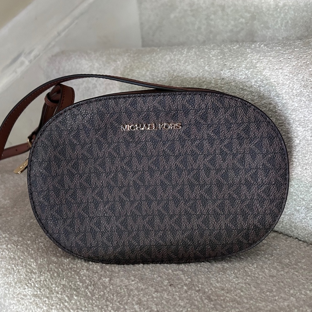 Jet Set Travel Medium Signature Logo Crossbody Bag NWOT